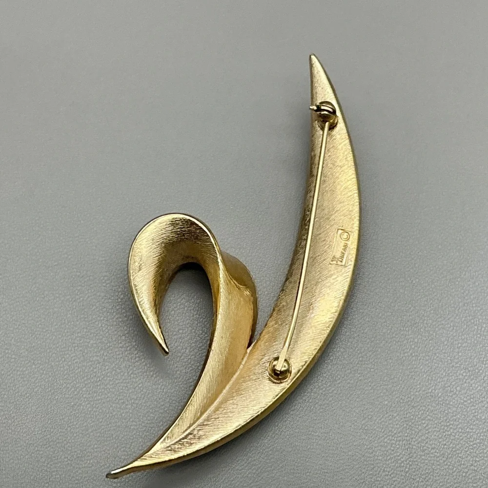 Trifari Brooch Women White Gold Tone Enamel Abstract Swirl Leaf Vintage Jewelry